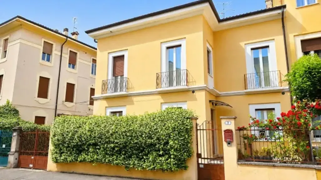 Exterior - Rustic Villa with Private Garden in Verona