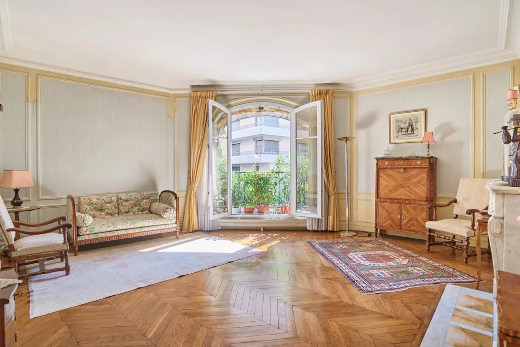 Elutuba - Corner Apartment with Period Features in Paris 16th