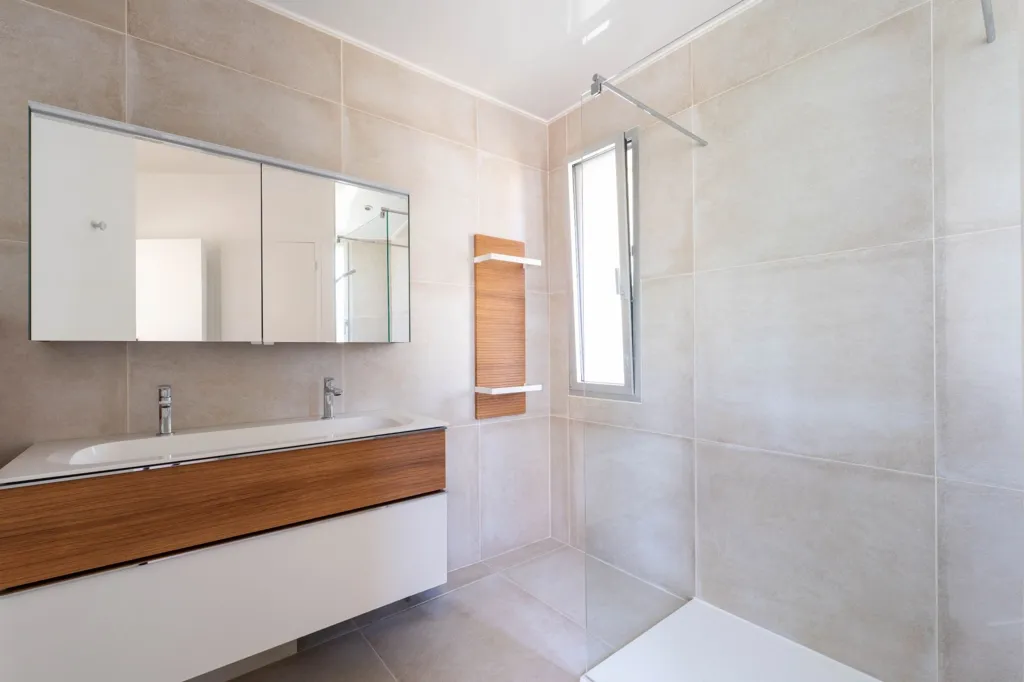 Salles de bain - Villa d'Architecte avec Piscine à Dompierre-sur-Mer