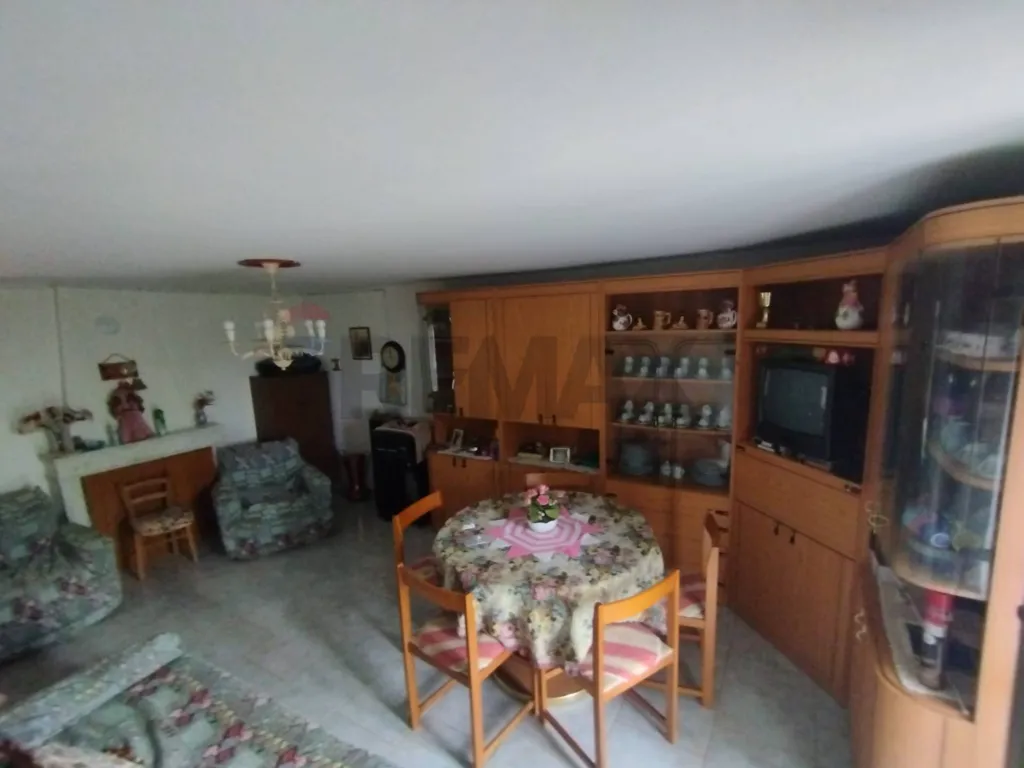 Söögituba - Semi-Independent House in Lucito