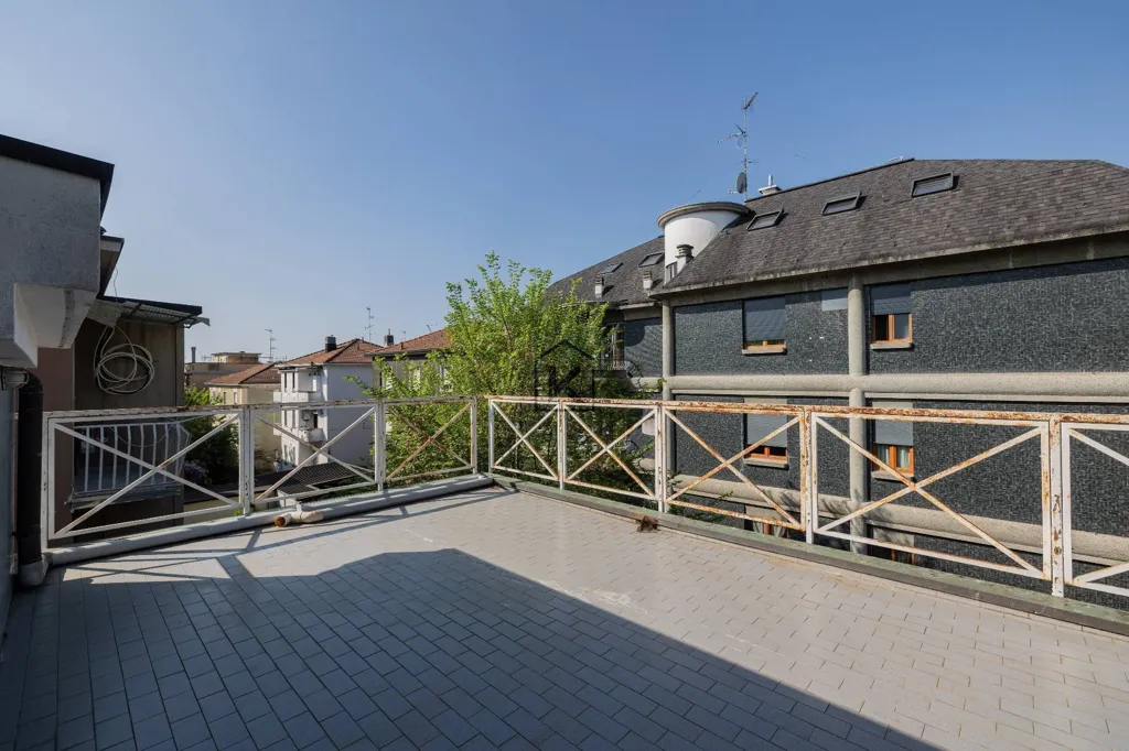 Terrace - Luxury Villa with Private Garden in Milan