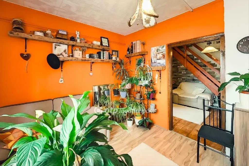 Séjour - Three-Storey House with Large Plot in Sóskút