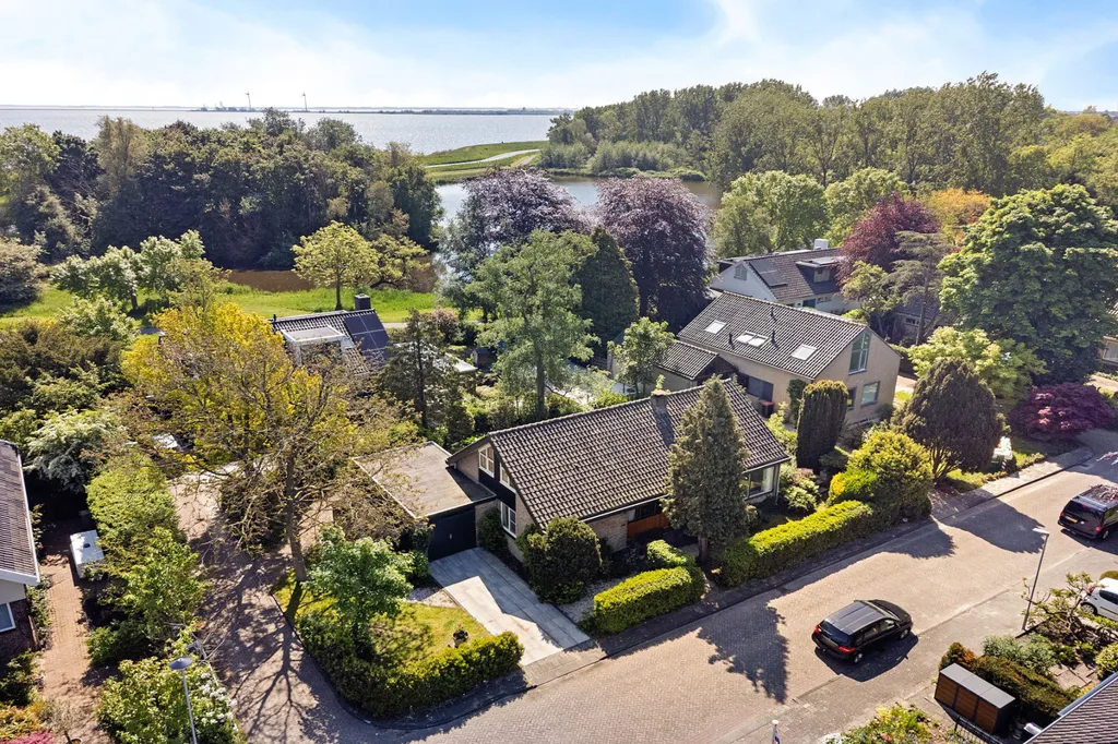 Õhuvaade - Detached Bungalow with Garden in Monnickendam
