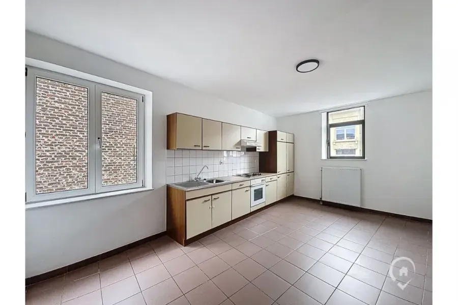 Cuisine - Appartement Duplex Rénové avec Châssis Double Vitrage à Jambes