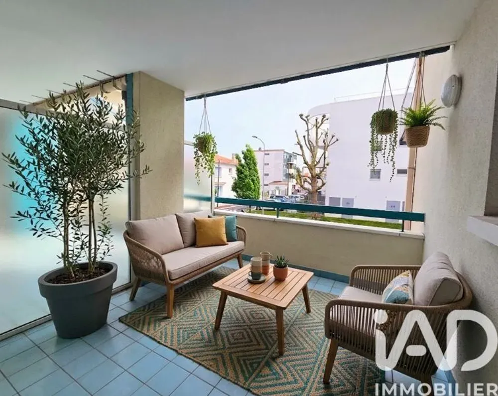 Terrass - 3-Bed Apartment with Private Parking near Royan Beach