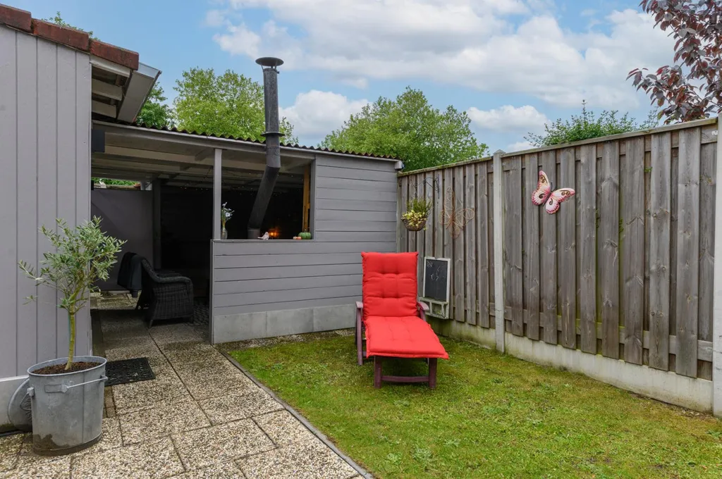 Aed - Spacious 5-Bedroom House with Deep Garden in Almere