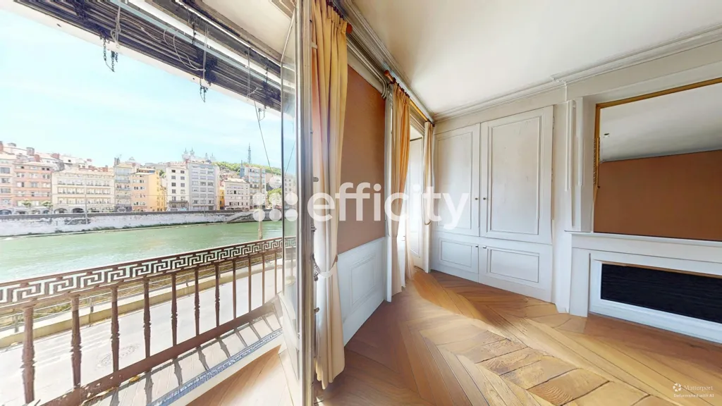 Rõdu - Charming 5-Piece Apartment with River View in Lyon