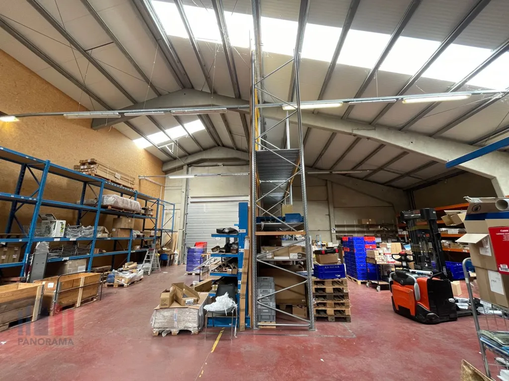 Pièces - Magasin Polyvalent avec Hauteur Libre à Bruges