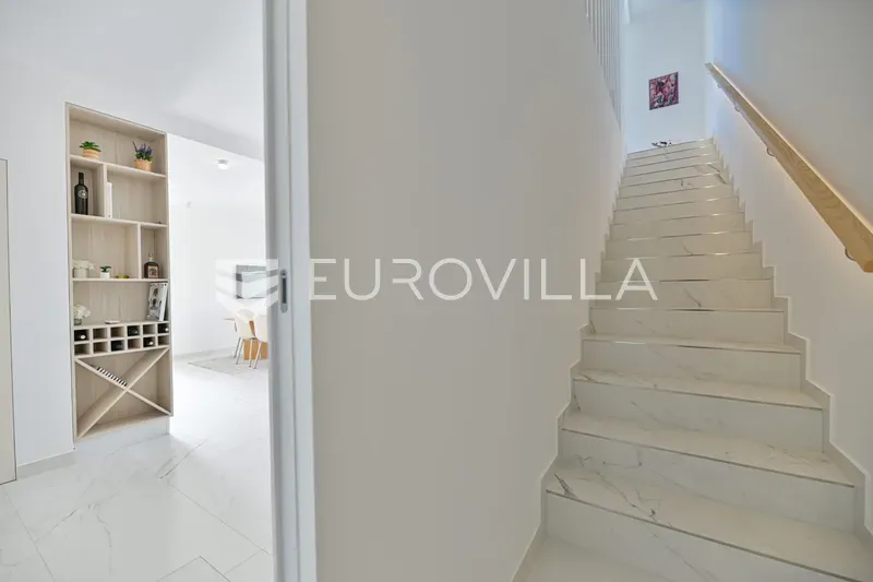 Pièces - Modern Semi-Detached House with Pool near Trogir