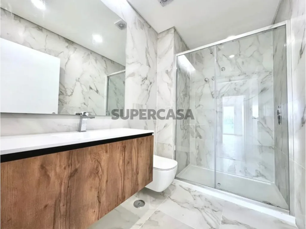 Bathrooms - Newly Built House with Terrace in Caparica