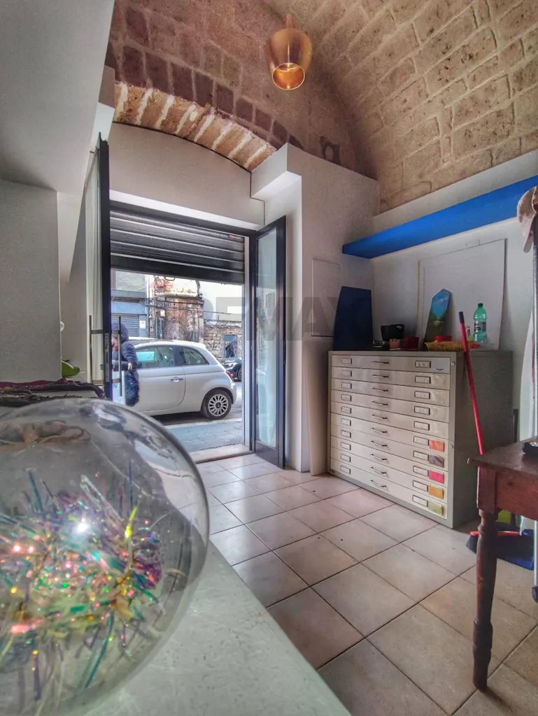 Garage - Commercial Space with Vaulted Ceilings in Bari