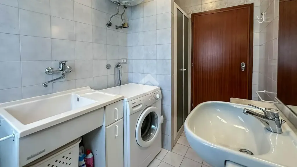 Salles de bain - Three-Bedroom Apartment with Balcony in Carpi