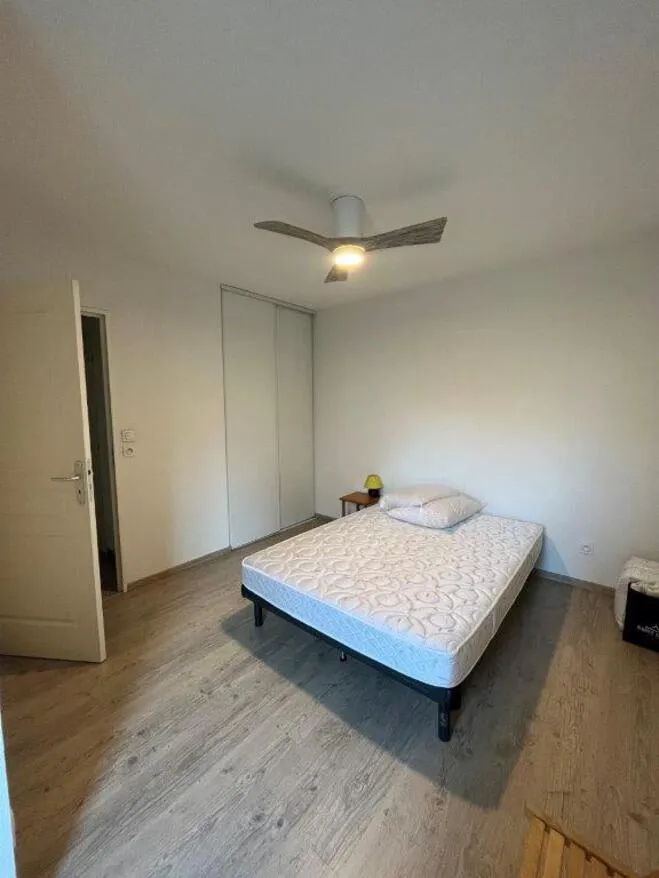 Chambres - Appartement Meublé avec Balcon et Garages à Proximité de Grand Clément