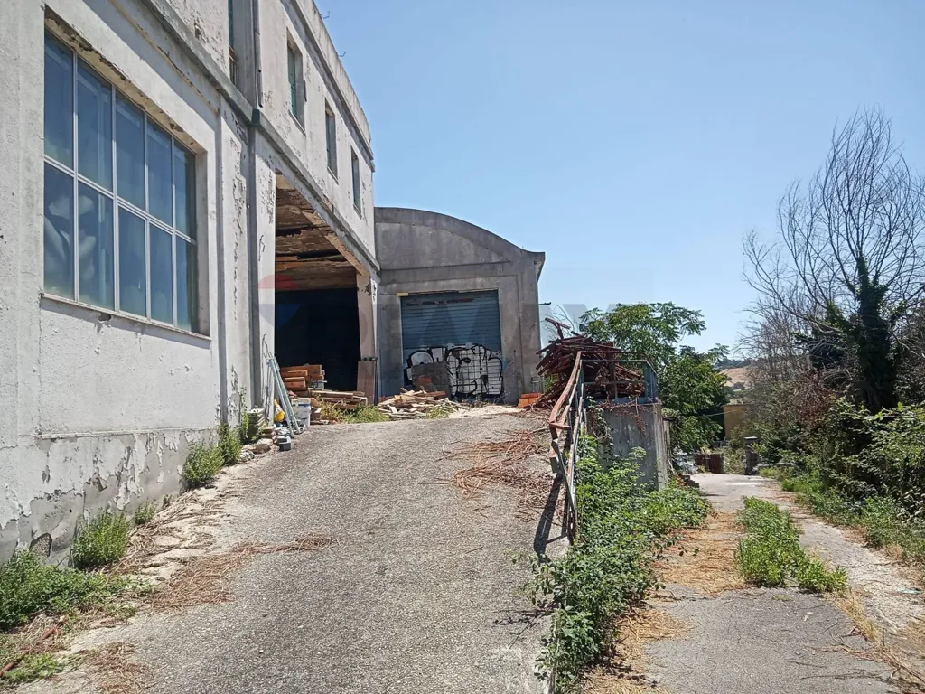 Välivaade - Industrial Warehouse for Development in Ancona