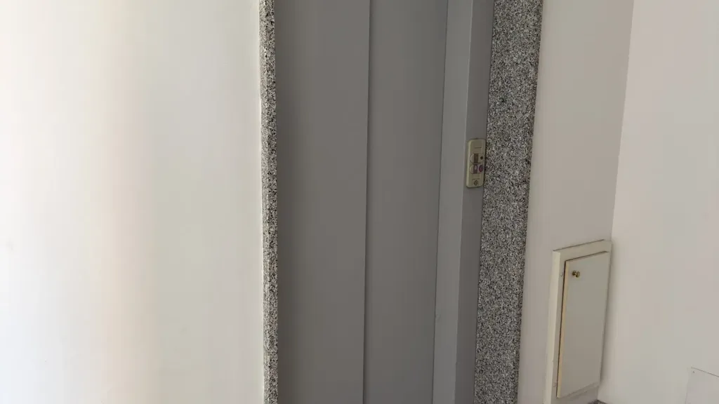 Entrée - Armed Studio with Loggia in Reggio Emilia