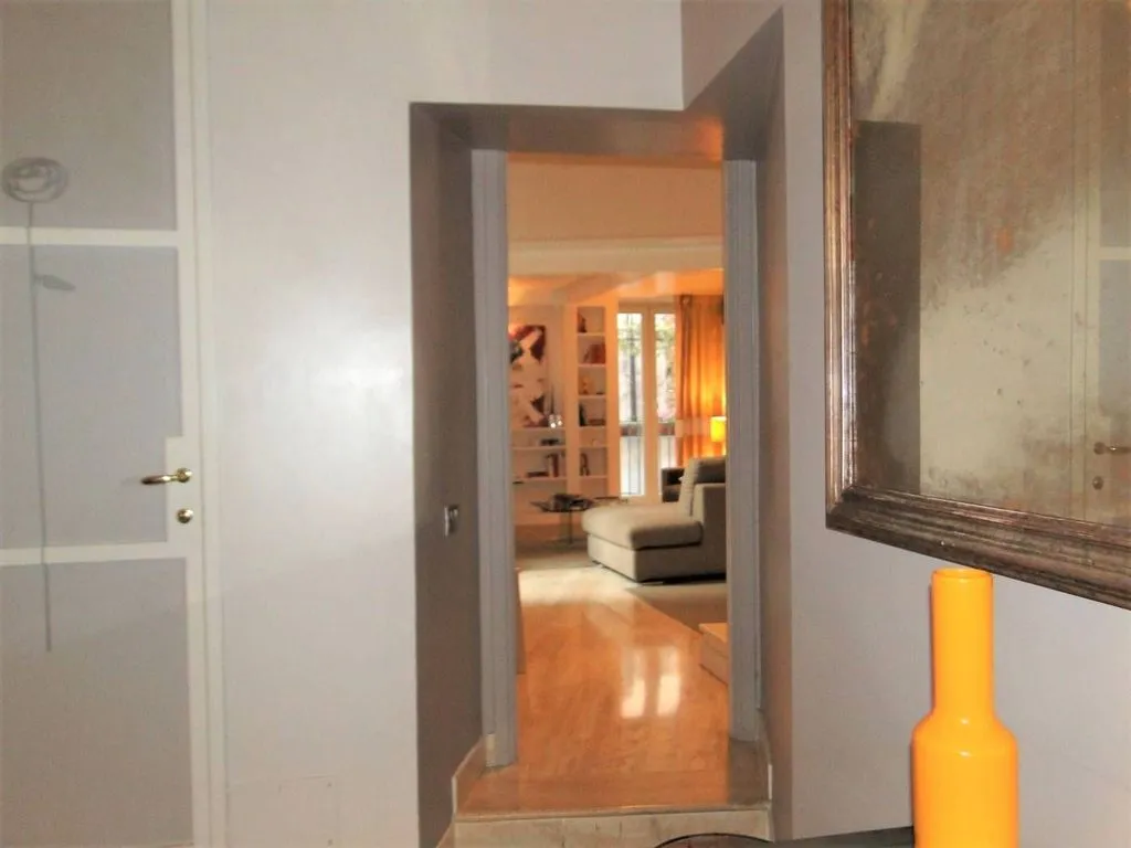 Esik - Luxury Apartment with Balcony in Rome