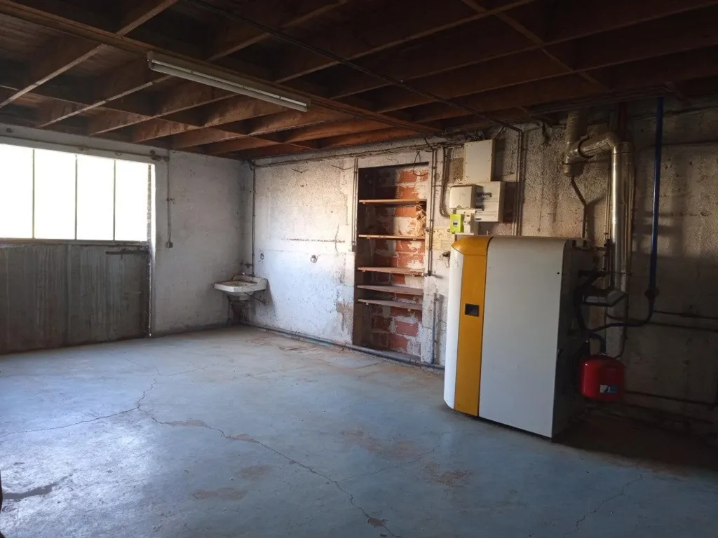 Garage - Maison avec Dépendances dans Village Calme à 30 km de Bourges