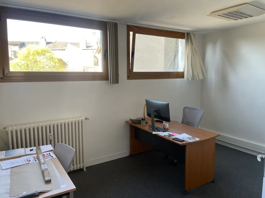 Bureau - Appartement T3-T4 en RDC avec Parking à Poitiers