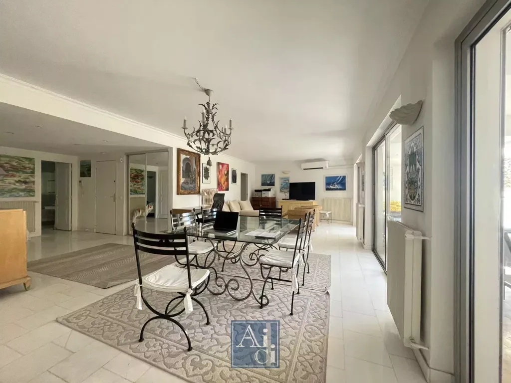 Söögituba - Spacious 6-Piece Apartment in Cannes