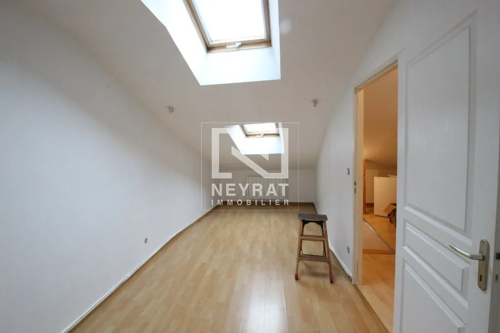 Toad - 2-Bedroom Flat with City Centre Proximity in Louhans