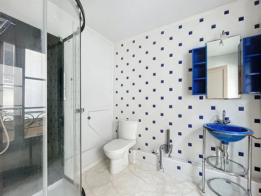 Bathrooms - 2-Bedroom Flat in Centre Ville, Rambouillet