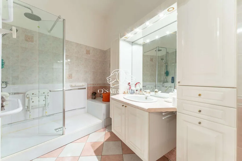 Vannitoad - Luxury Apartment with River View in Lyon