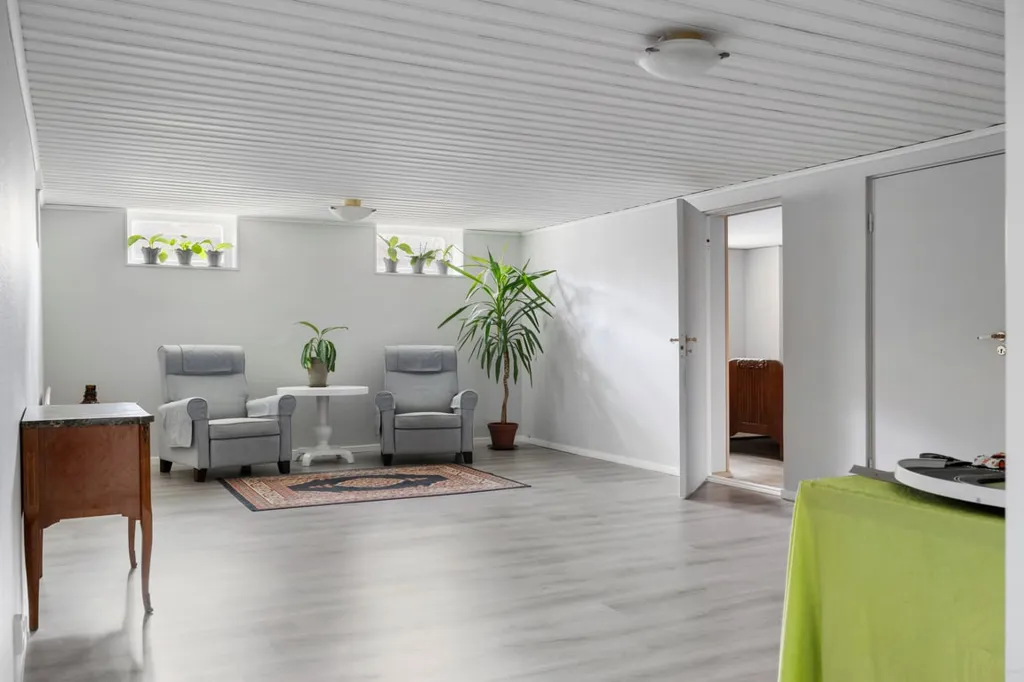 Pièces - 1-Storey Villa with Pool in Family-Friendly Area