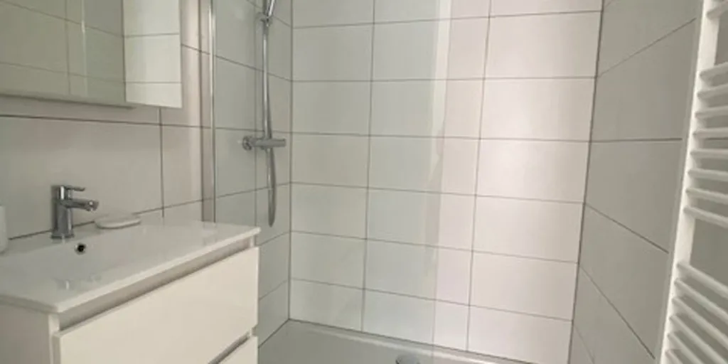 Bagni - Furnished Apartment with Large Windows in Evere
