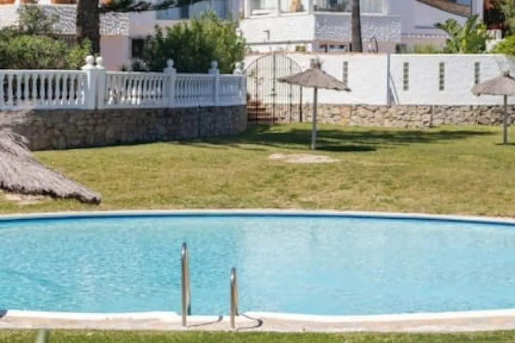 Piscine - Seaside Villa with Private Beach in Estepona