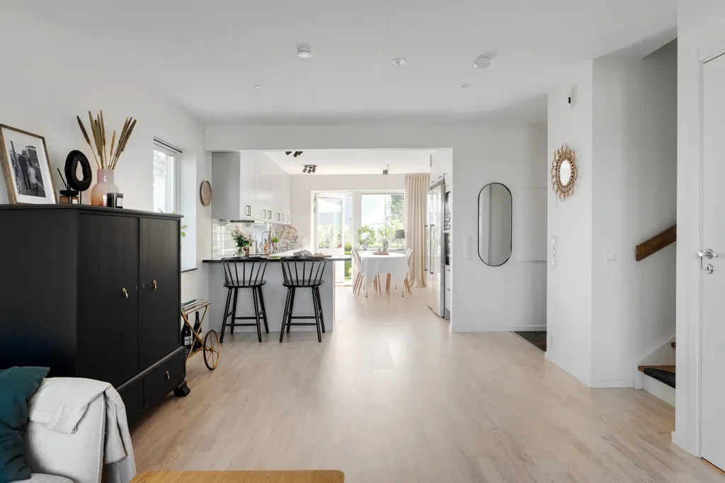 Hallway - Modern Villa with Garden in Sunny Location