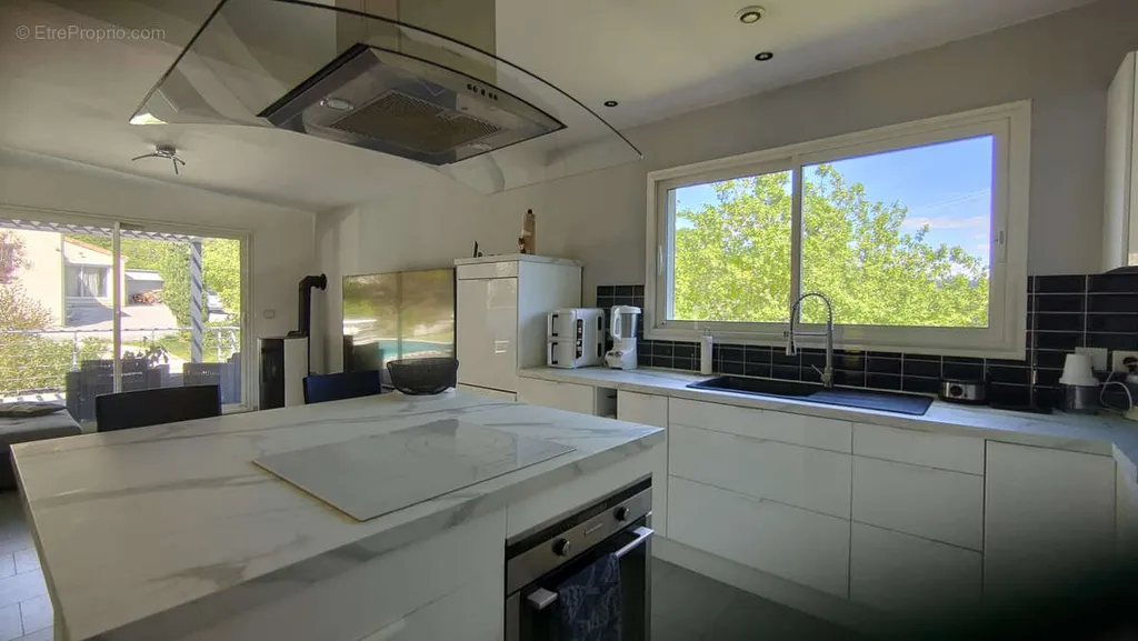 Cucina - Contemporary Villa with Pool in Vinezac