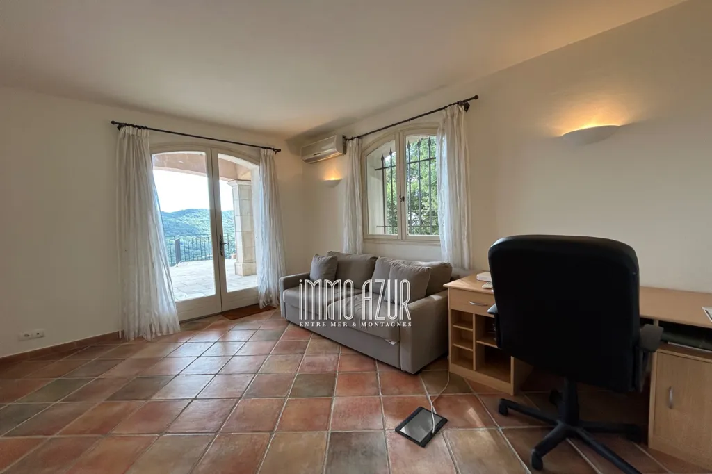 Chambres - Villa Récemment Construite avec Piscine à Proximité des Collines