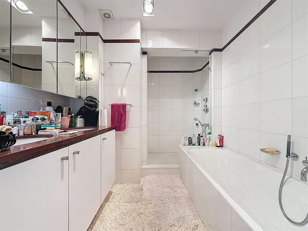 Salles de bain - Appartement de Standing avec Balcon au Quartier ULB