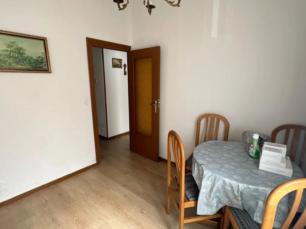Söögituba - 2-Bedroom Flat with High Ceilings in Adelfas