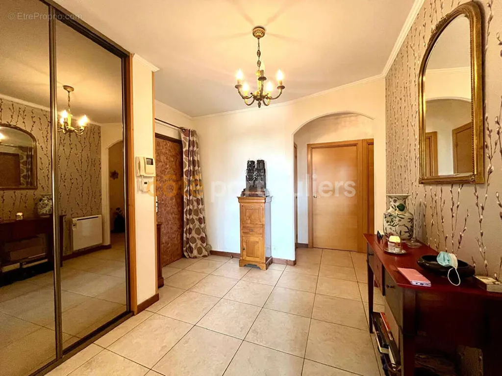 Esik - Traversant Apartment with Balcony in Royan