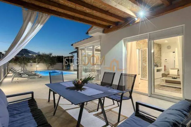 Terrazza - Modern Bungalow with Pool in Ližnjan