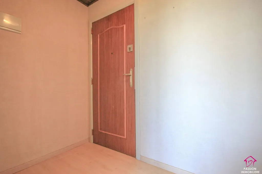 Toad - 1-Bed Flat with Balcony in Secure Complex