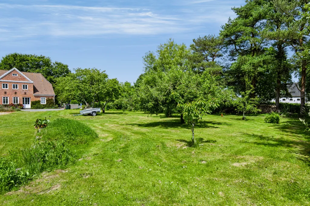 Garden - Historic Villa with Garden in Højer