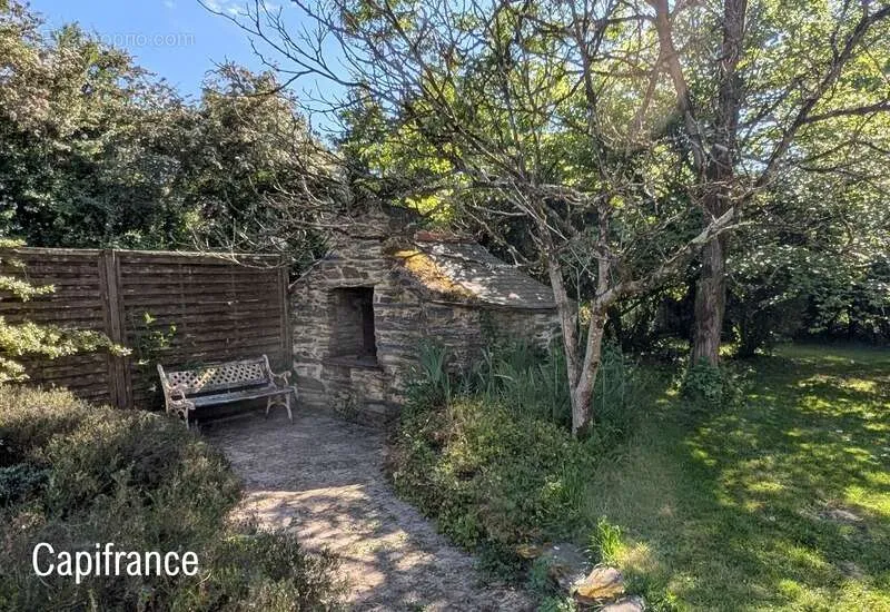 Aed - Stone House with Garden in Plessé