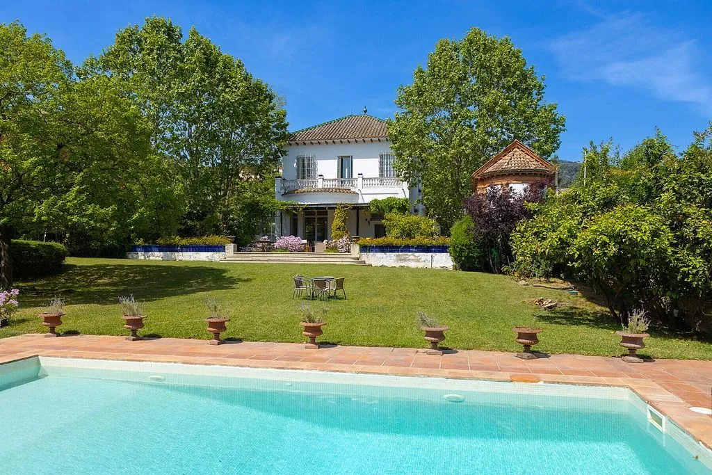 Piscine - Luxury Detached House with Chapel in Argentona