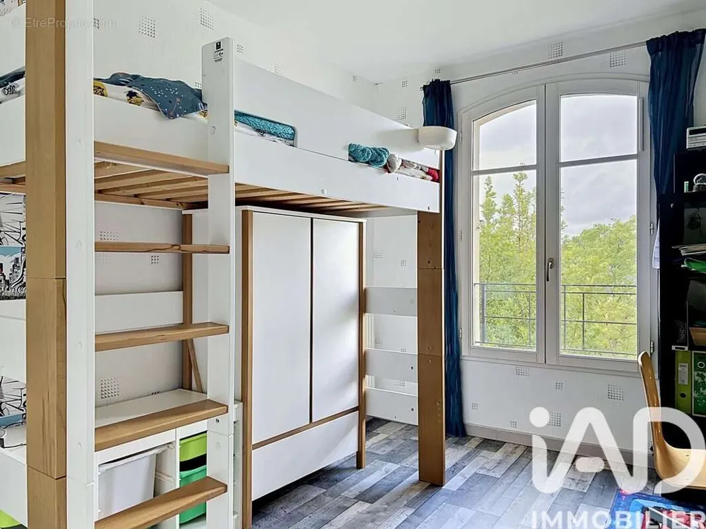 Magamistoad - 7-toaline maja asukohas Saint-Cyr-L'ecole