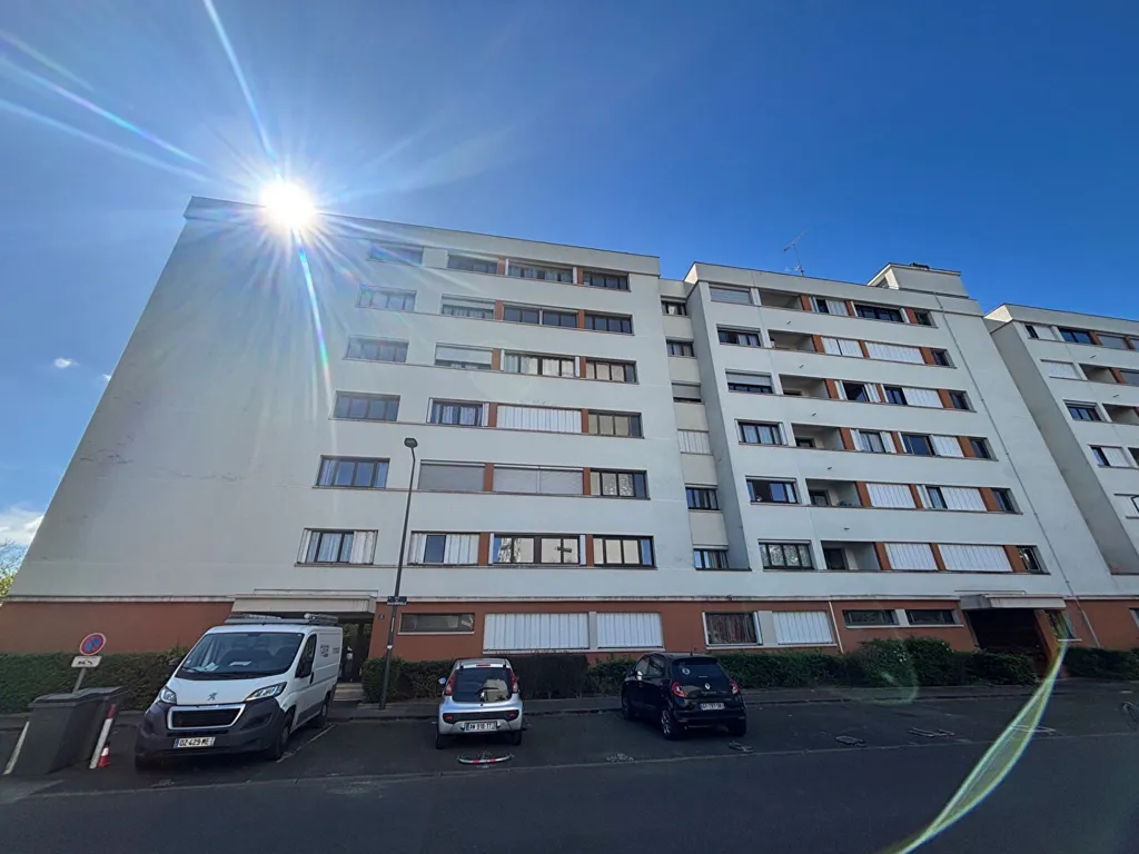 Exterior - Spacious 1-Bed Flat with Parking in Quiet Area