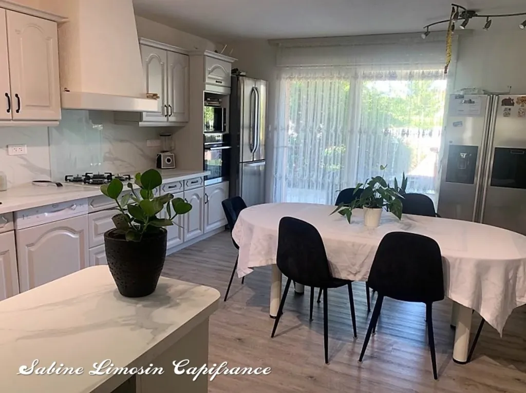 Cuisine - Maison de 8 Pièces avec Terrasses à Vieux Charmont