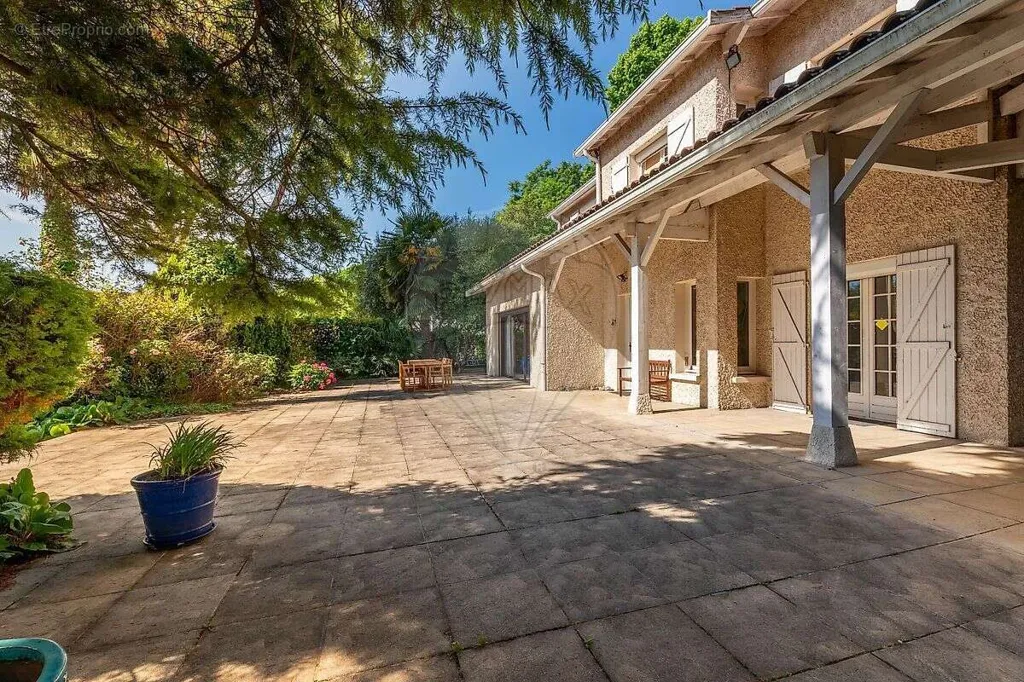 Terrass - Six-Bedroom House with Garage in Menton