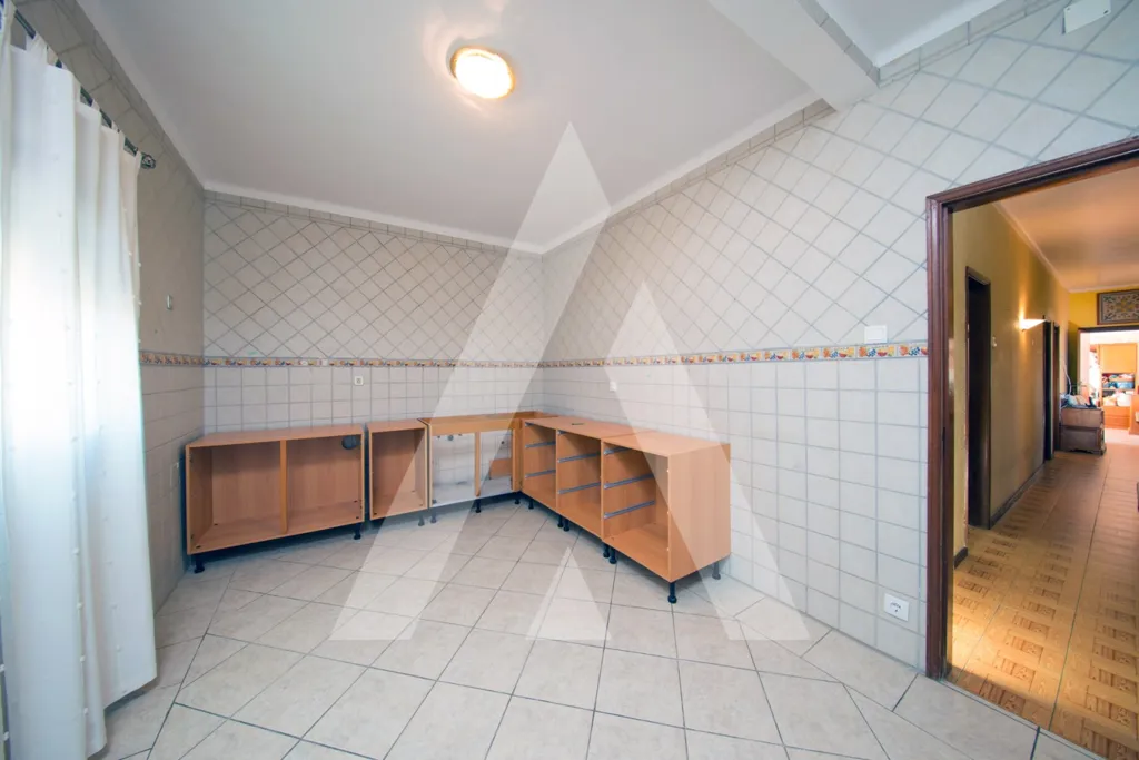 Esik - House with Commercial Space in Figueiró do Campo