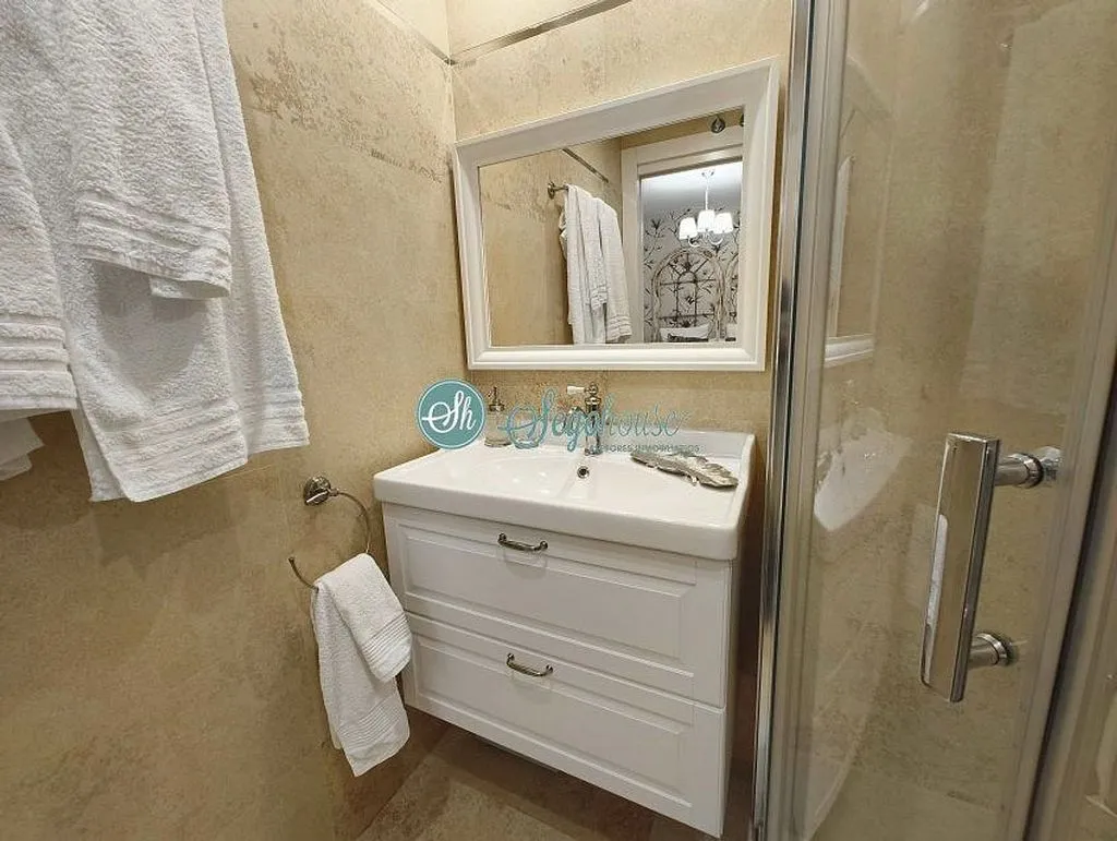 Bathrooms - Modern Flat with Terrace in Ezequiel González