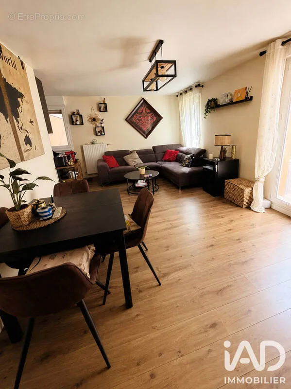 Sala da pranzo - 4-Piece Apartment with Terrace in Viry-Chatillon