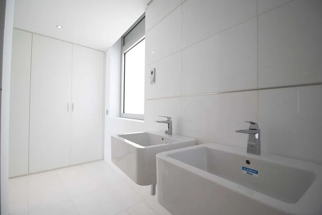 Salles de bain - Contemporary Townhouse with Pool in Ifara