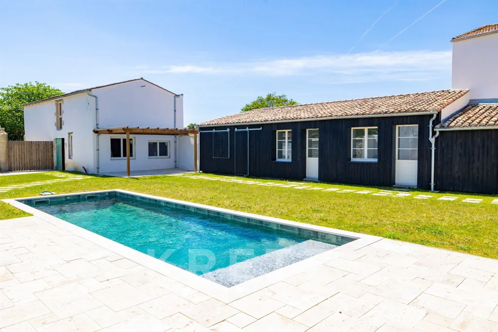 Pool - Renovated House with Pool in La Flotte