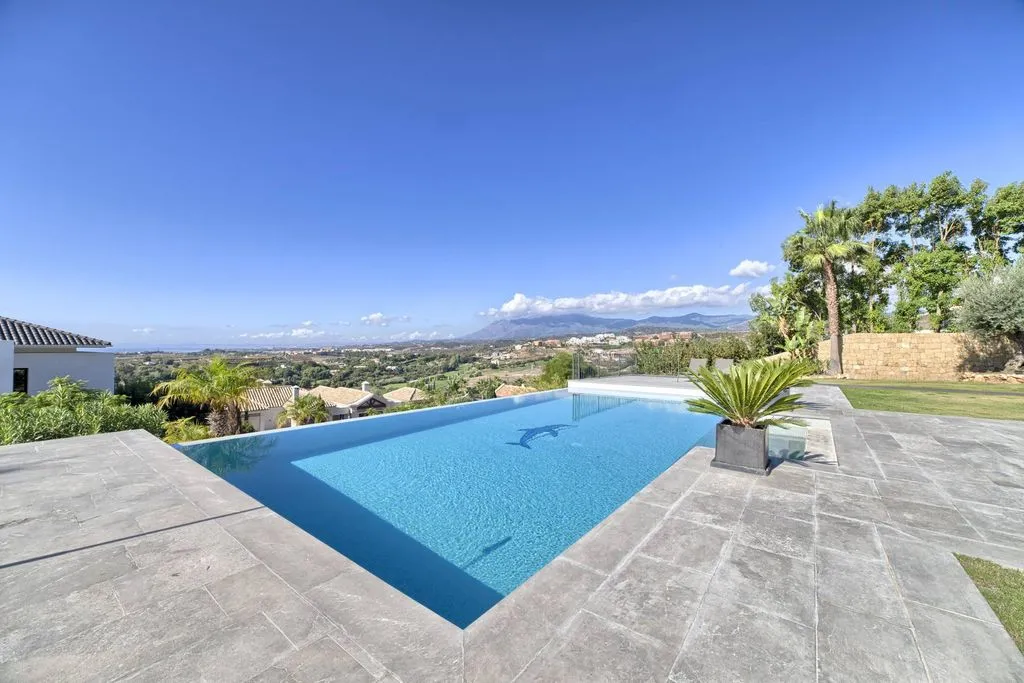 Piscine - Luxury Villa with Private Pool in Benahavís